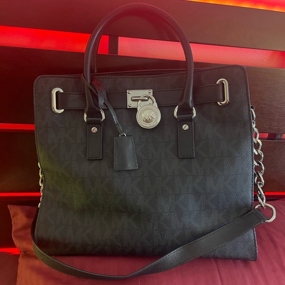 Like new, use 2  times… black saffianno large michael kors… - Picture 2 of 2